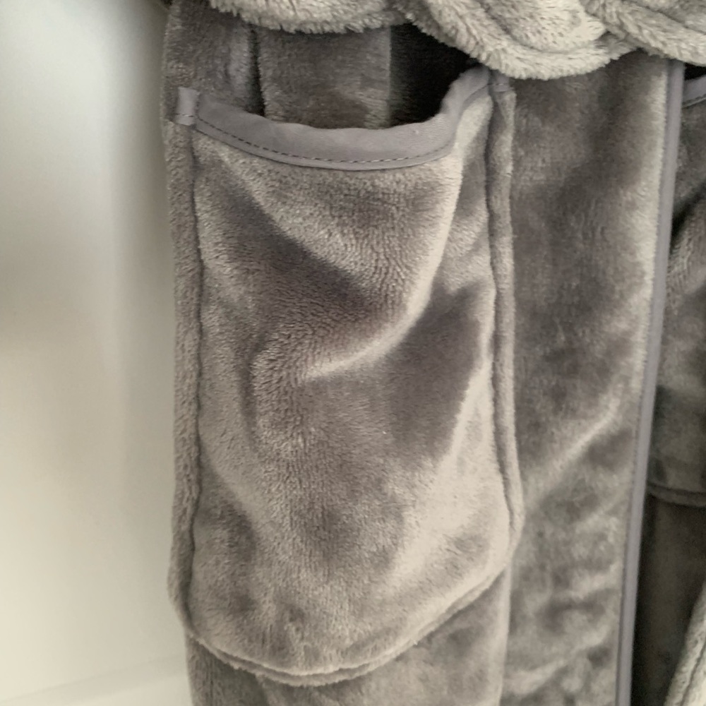 Brookstone ‘NAP’ Robe - Picture 3 of 5